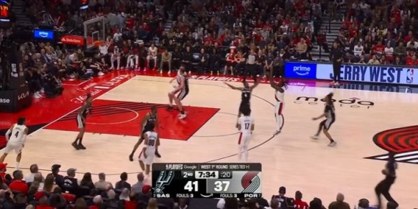 中国股票配资网平台 连珠炮！朱·霍勒迪持续发力 连续三分轰进独得8分率队反超